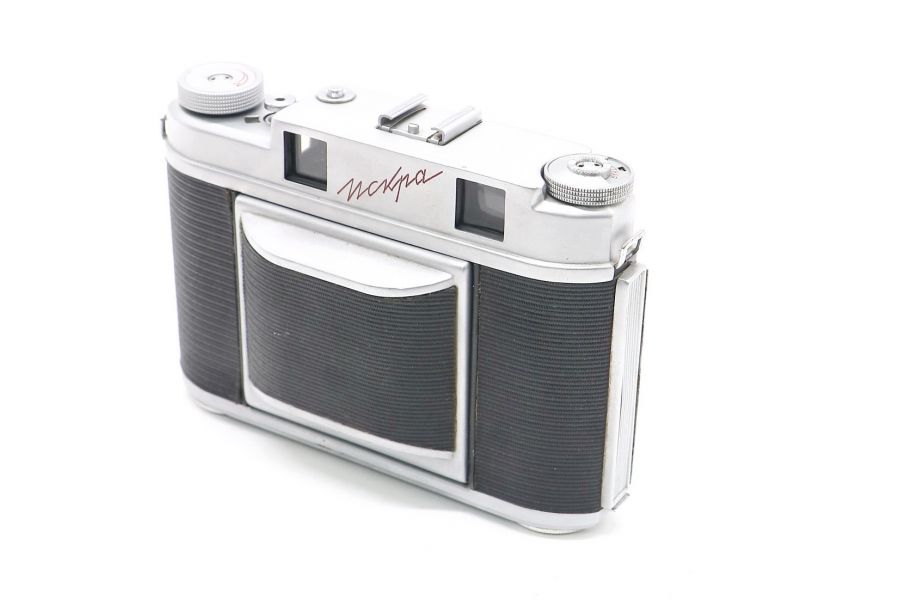 Советский пленочный фотоаппарат Искра (СССР, 1963)