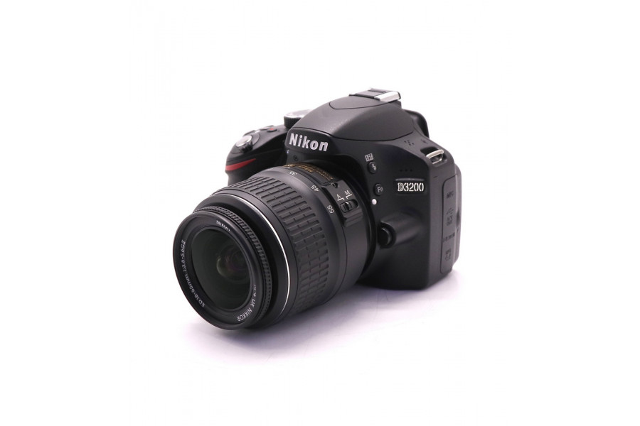 Nikon D3200 kit (пробег 1335 кадров)