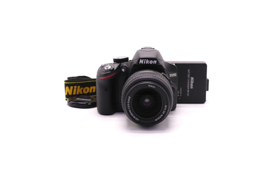 Nikon D3200 kit (пробег 1335 кадров)