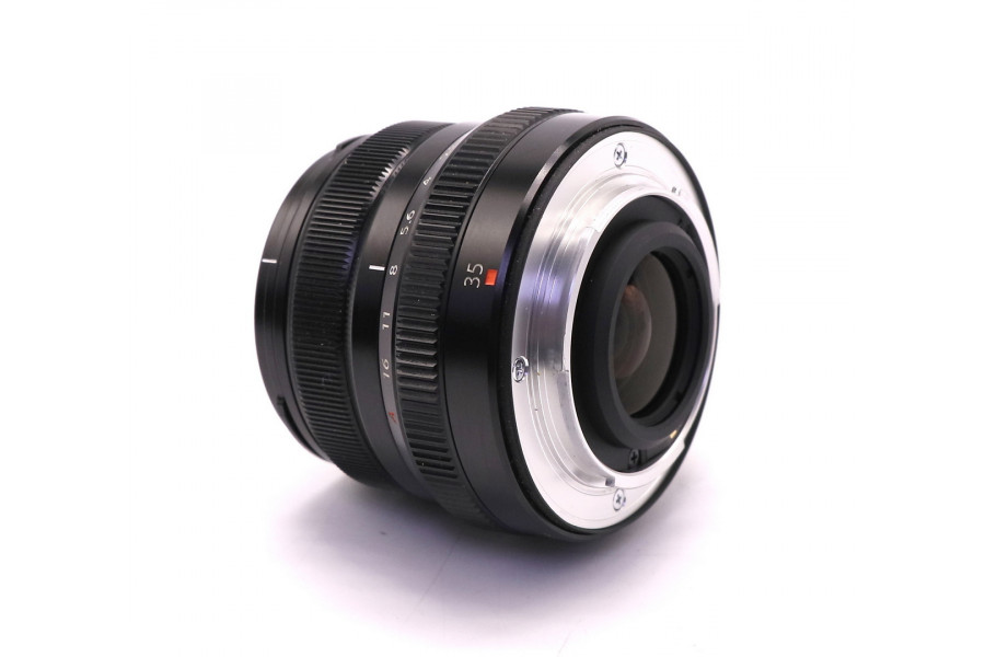 Объектив Fujifilm XF 35mm f/2 R WR в упаковке