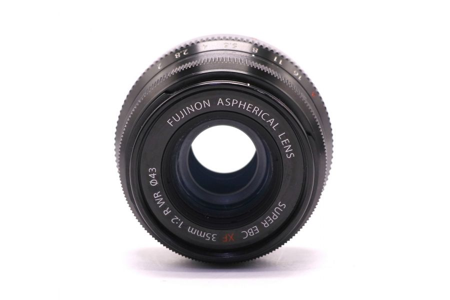 Объектив Fujifilm XF 35mm f/2 R WR в упаковке