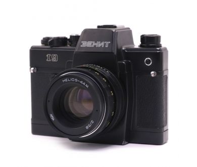 Советский плёночный фотоаппарат Зенит 19 kit
