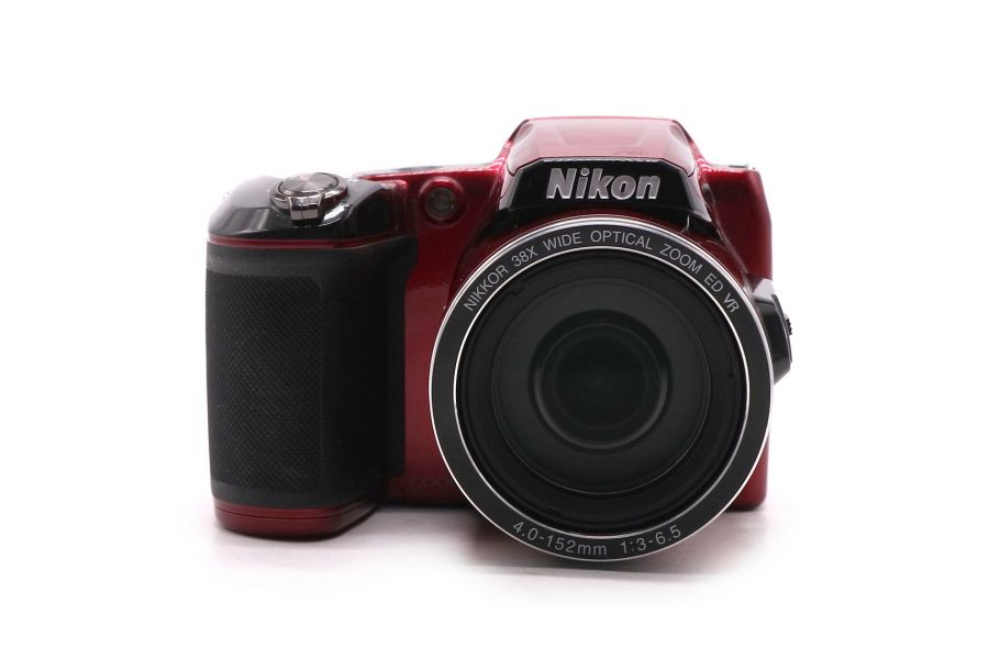 Красный цифровой фотоаппарат Nikon Coolpix L840