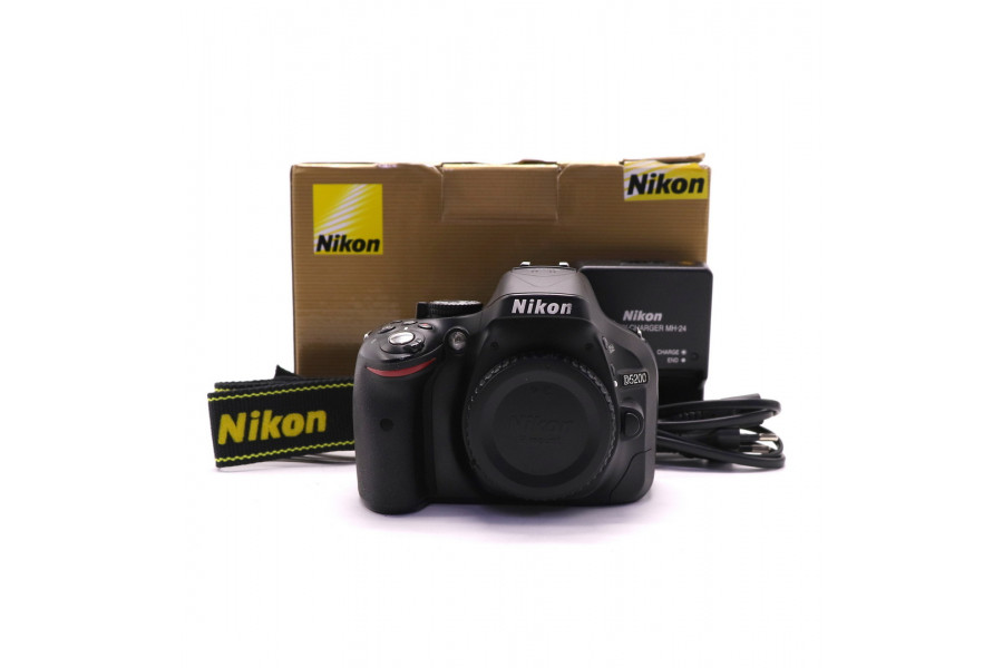 Nikon D5200 body в упаковке (пробег 1330 кадров)