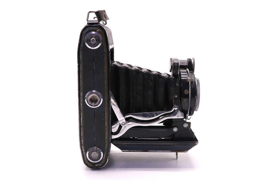 Советская среднеформатная фотокамера Москва 4