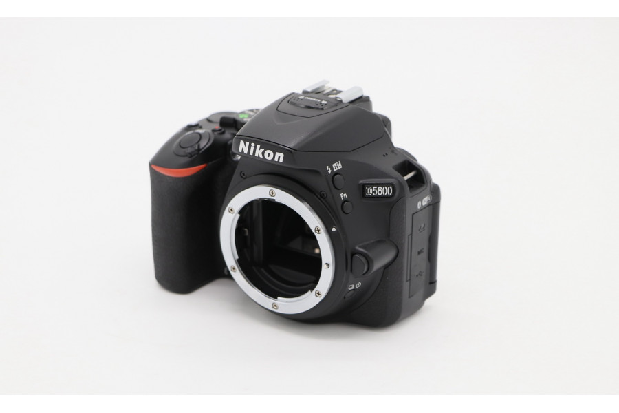 Фотоаппарат Nikon D5600 body (пробег 870 кадров)