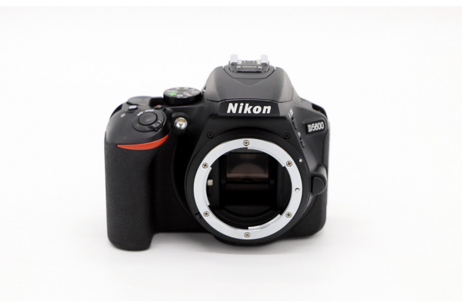 Фотоаппарат Nikon D5600 body (пробег 870 кадров)