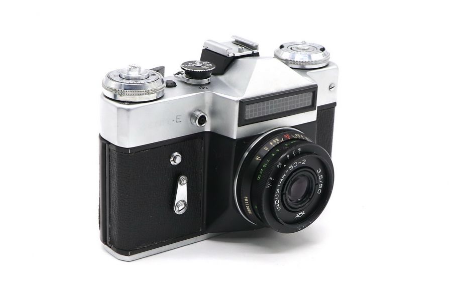 Фотокамера Зенит Е + Индустар-50-2 (СССР, 1975)