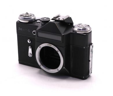 Фотокамера зеркальная Зенит Е body черная