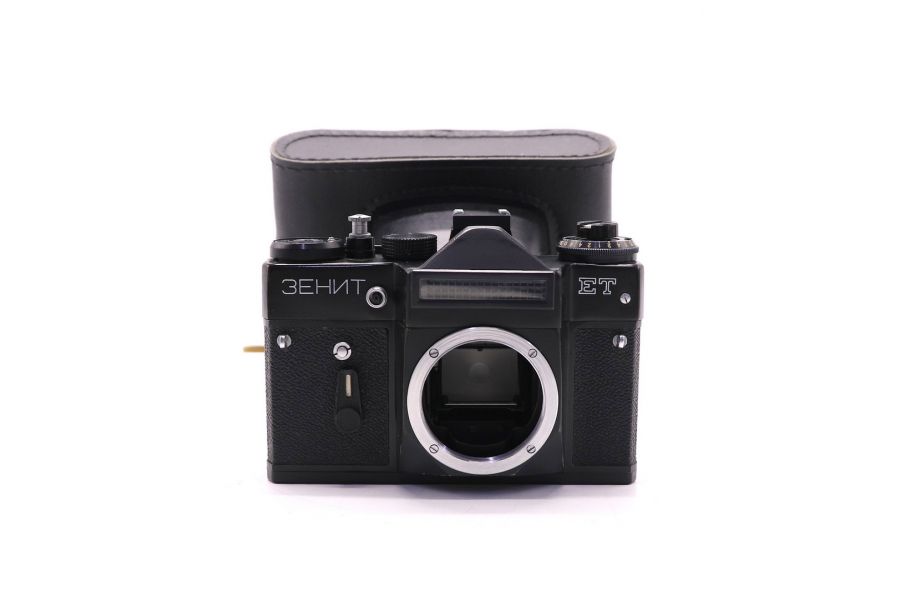 Зеркальный пленочный фотоаппарат Зенит ЕТ body black (СССР)