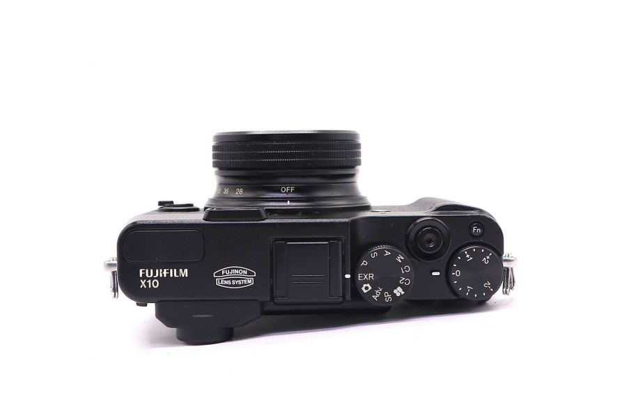 Компактный цифровой фотоаппарат Fujifilm X10 в упаковке