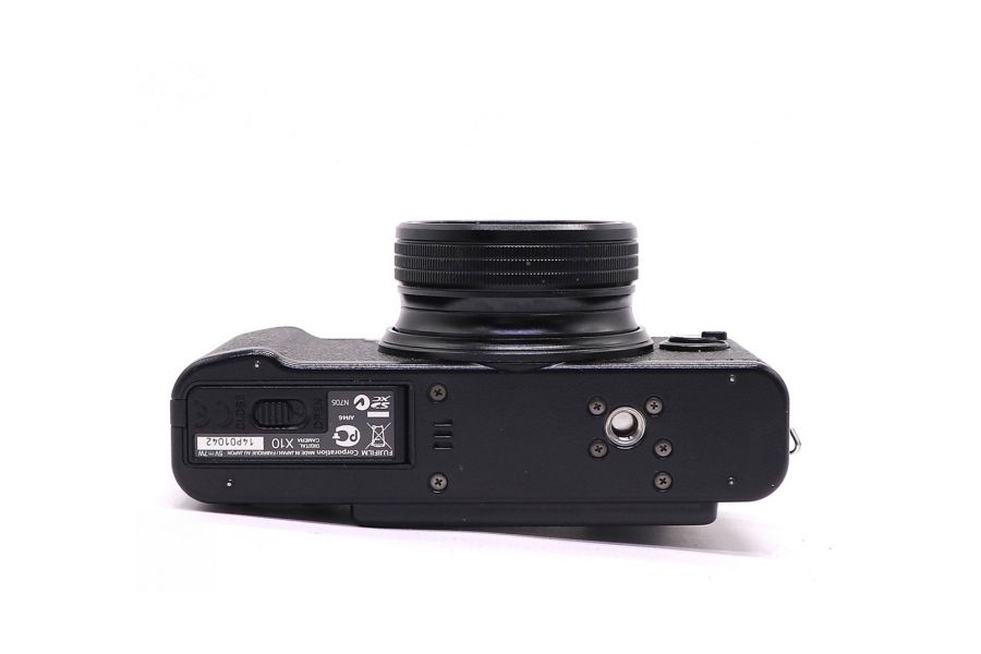 Компактный цифровой фотоаппарат Fujifilm X10 в упаковке