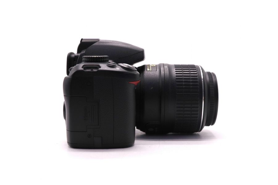 Nikon D3000 kit (пробег 16345 кадров)