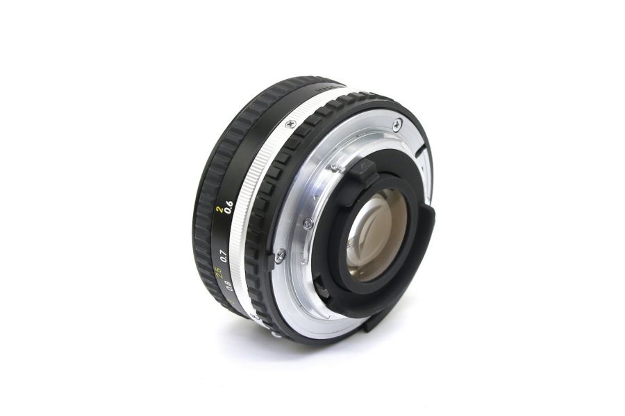 Компактный Nikon Series E 50mm f/1.8 в упаковке