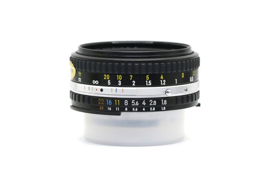 Компактный Nikon Series E 50mm f/1.8 в упаковке