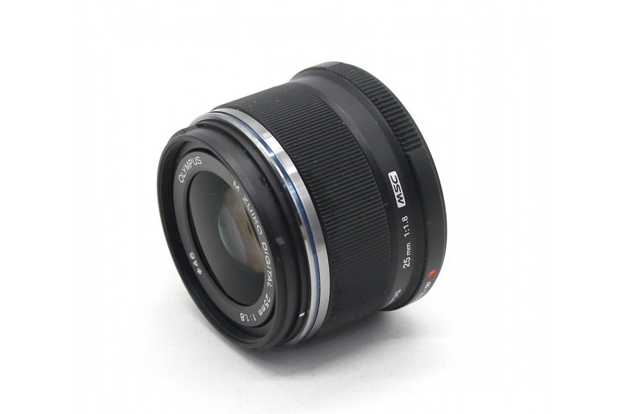 Olympus M.Zuiko Digital 25mm f/1.8 в упаковке