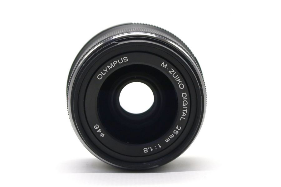 Olympus M.Zuiko Digital 25mm f/1.8 в упаковке