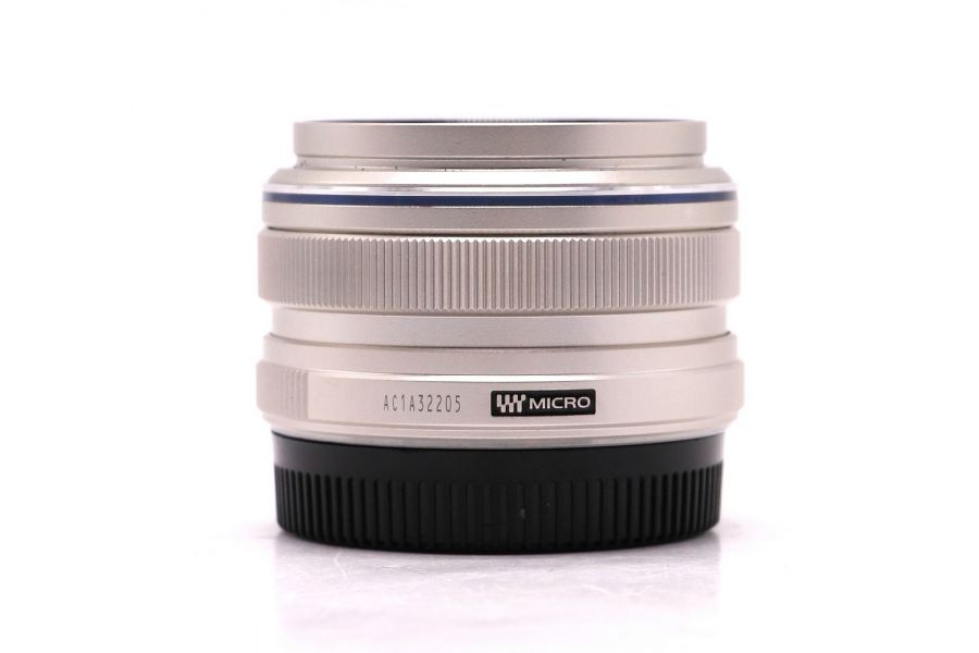 Olympus M.Zuiko Digital 17mm f/1.8 MSC в упаковке