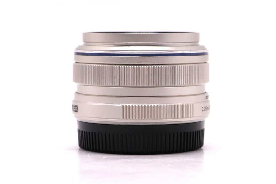 Olympus M.Zuiko Digital 17mm f/1.8 MSC в упаковке