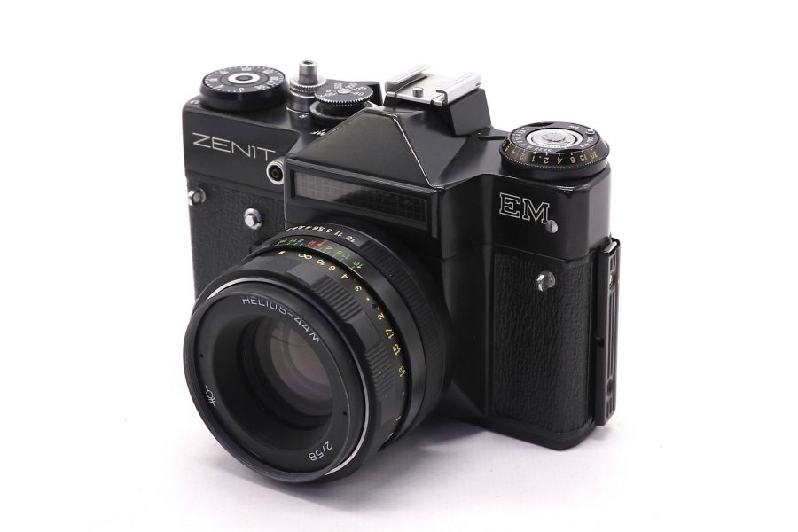 Зеркальный пленочный фотоаппарат Зенит ЕМ black kit