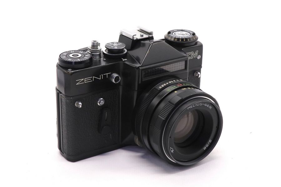 Зеркальный пленочный фотоаппарат Зенит ЕМ black kit