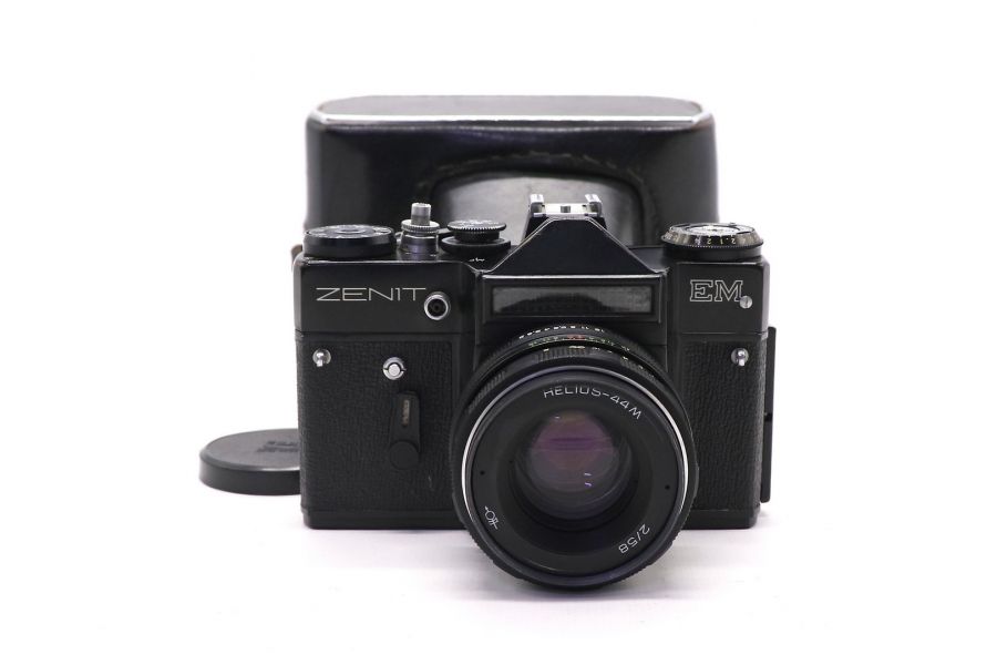 Зеркальный пленочный фотоаппарат Зенит ЕМ black kit
