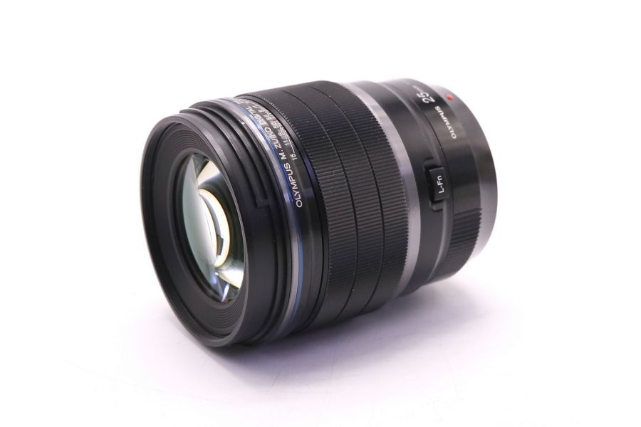 Olympus M.Zuiko Digital ED 25mm f/1.2 Pro в упаковке