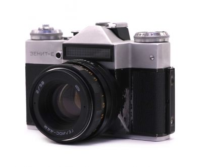 Советский фотоаппарат Зенит Е + Гелиос-44М