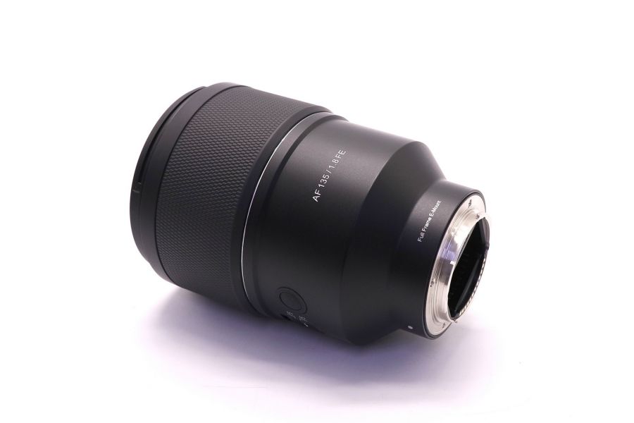 Samyang AF 135mm f/1.8 Sony E в упаковке