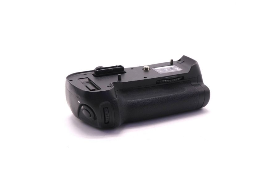 Батарейная ручка Nikon MB-D12 в упаковке