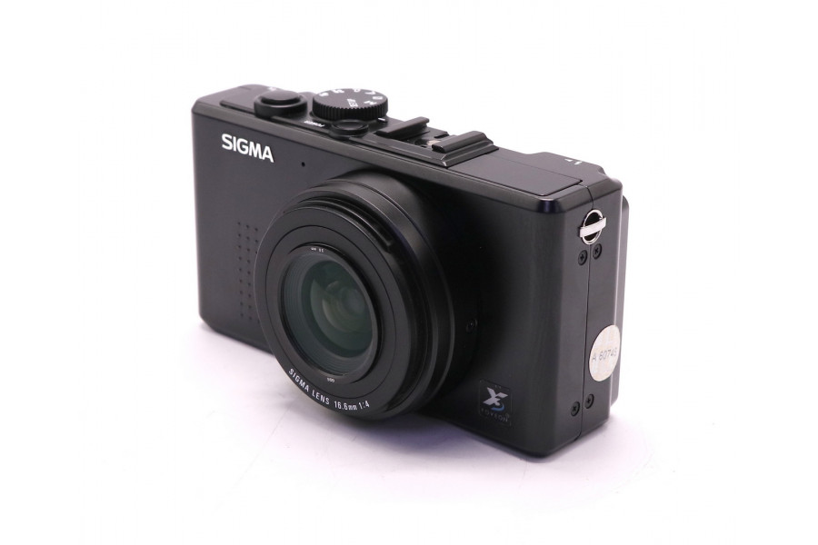 Компактный фотоаппарат Sigma DP1X в упаковке