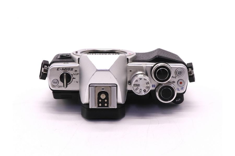 Olympus OM-D E-M10 Mark II body silver (пробег 23115 кадров)