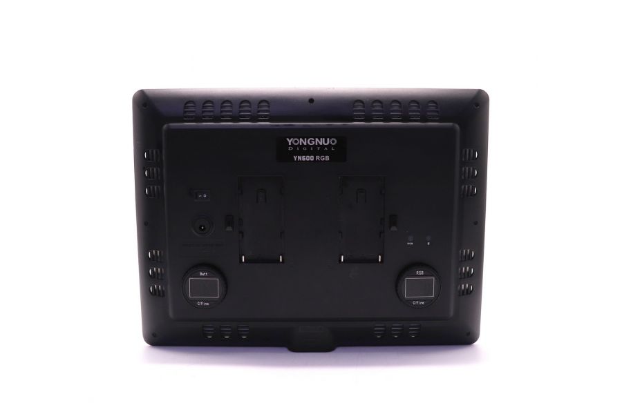 Осветитель светодиодный YongNuo YN600RGB в упаковке
