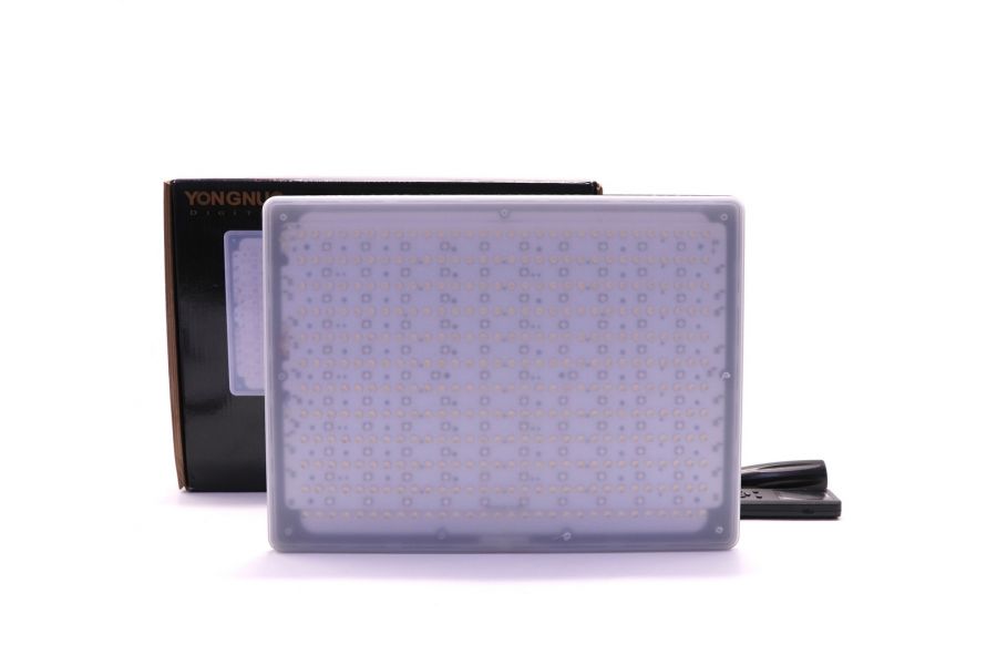 Осветитель светодиодный YongNuo YN600RGB в упаковке