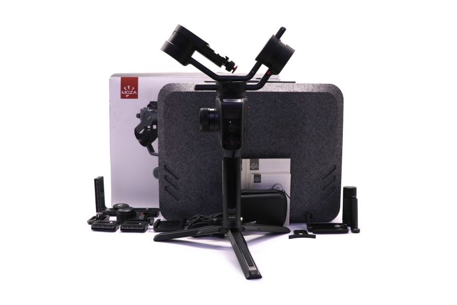 Стабилизатор Moza AirCross 2 в упаковке