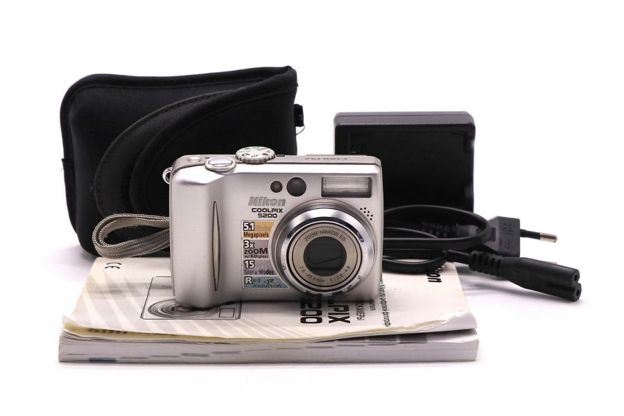 Компактный цифровой фотоаппарат Nikon Coolpix E5200