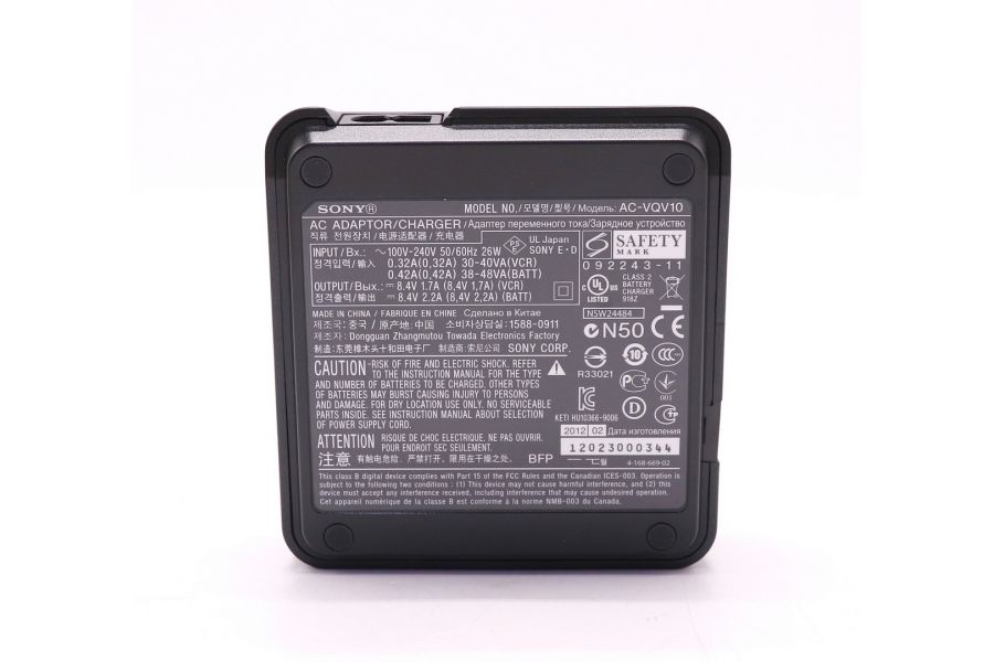 Зарядное устройство Sony AC-VQV10 в упаковке