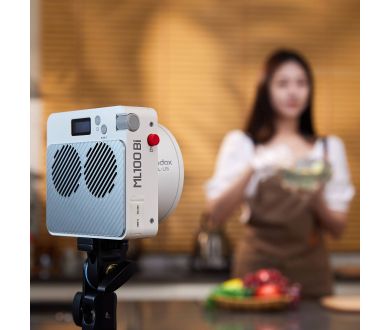 Компактный и мощный осветитель Godox ML100Bi