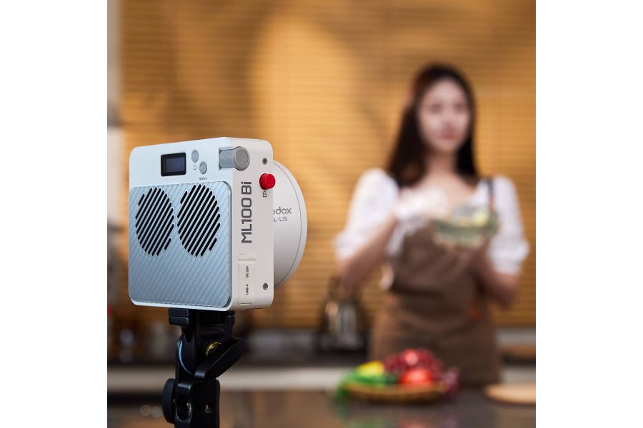 Компактный и мощный осветитель Godox ML100Bi