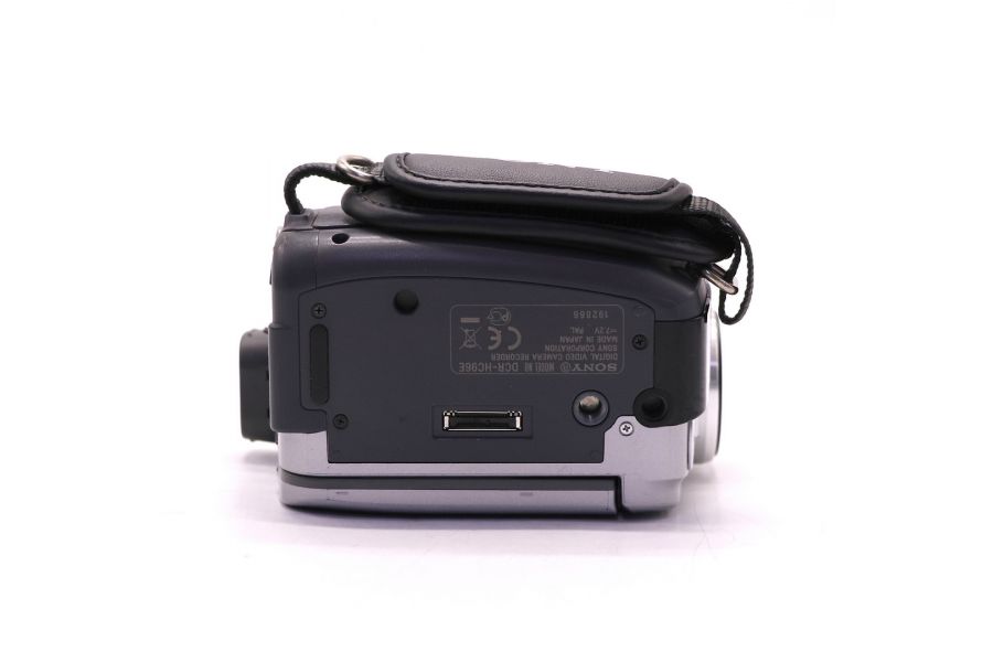 Цифровая компактная видеокамера Sony DCR-HC96E