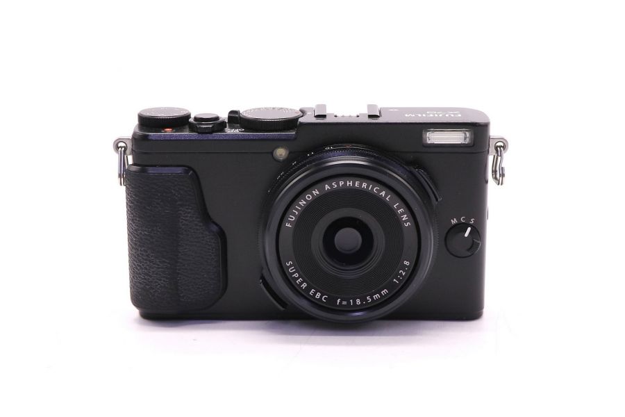 Компактная цифровая камера Fujifilm X70 в упаковке 