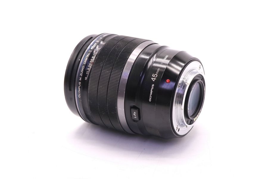 Объектив Olympus ED M.Zuiko Digital 45mm f/1.2 Pro в упаковке