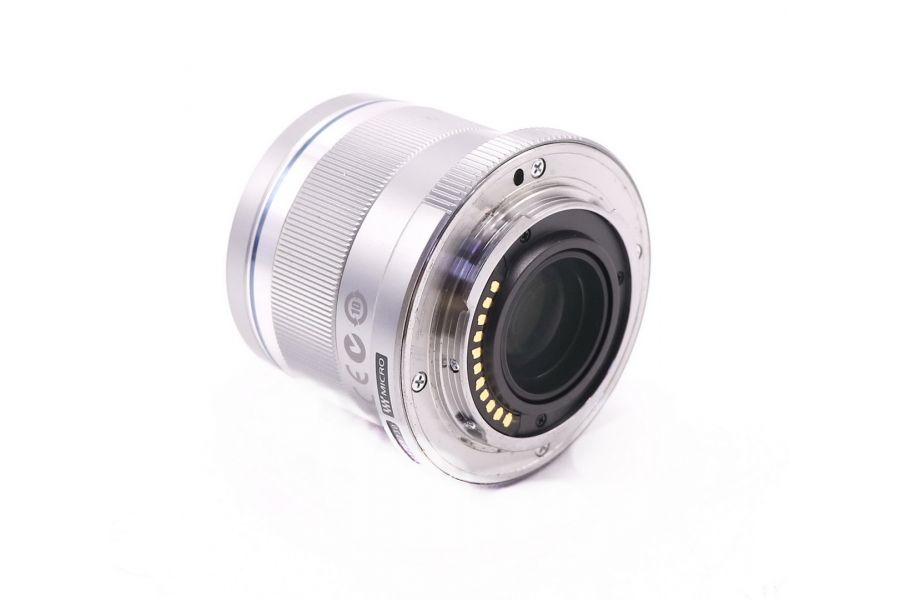 Объектив Olympus Zuiko Digital 45mm F1.8 в упаковке