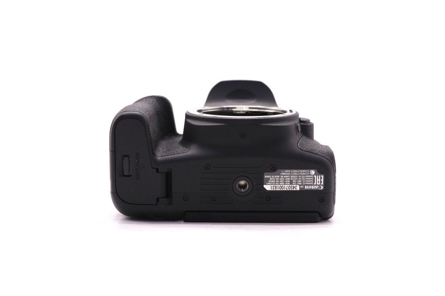 Фотокамера Canon EOS 77D body (пробег 3200 кадров)