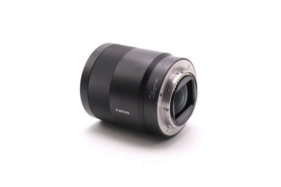 Объектив Sony Sonnar T* FE 55mm F1.8 ZA в упаковке