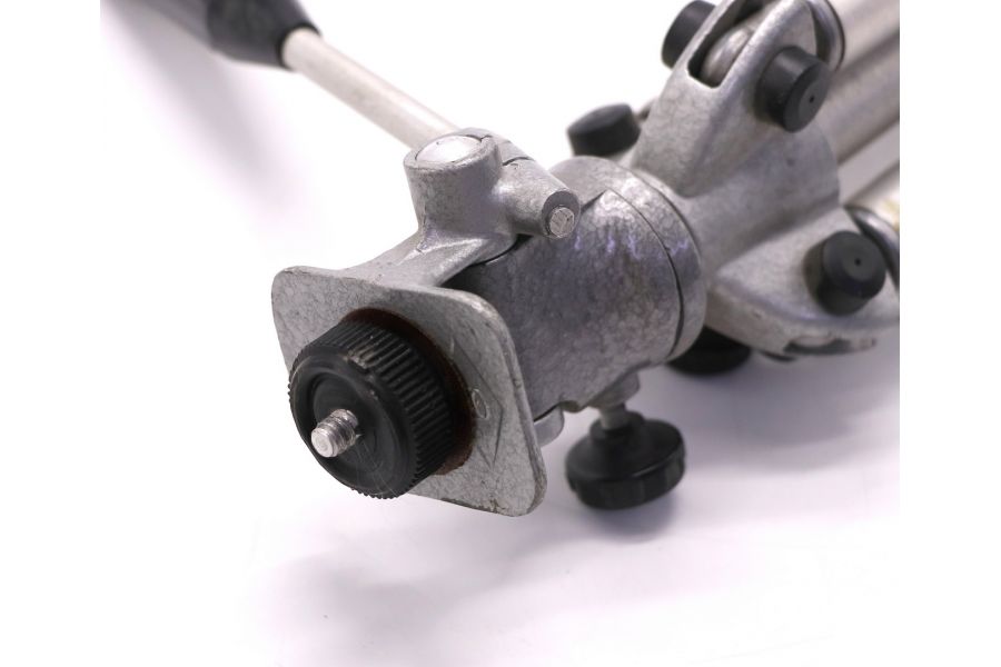 Серый металлический штатив времен советского союза