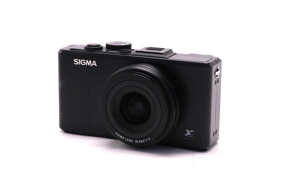 Компактная камера Sigma DP1 с объективом 28мм