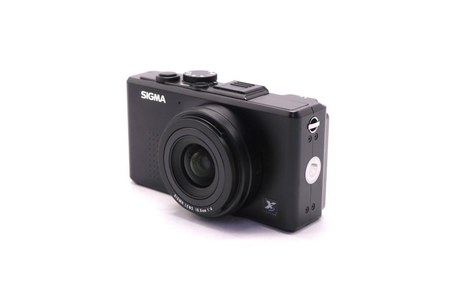 Компактная камера Sigma DP1 с объективом 28мм