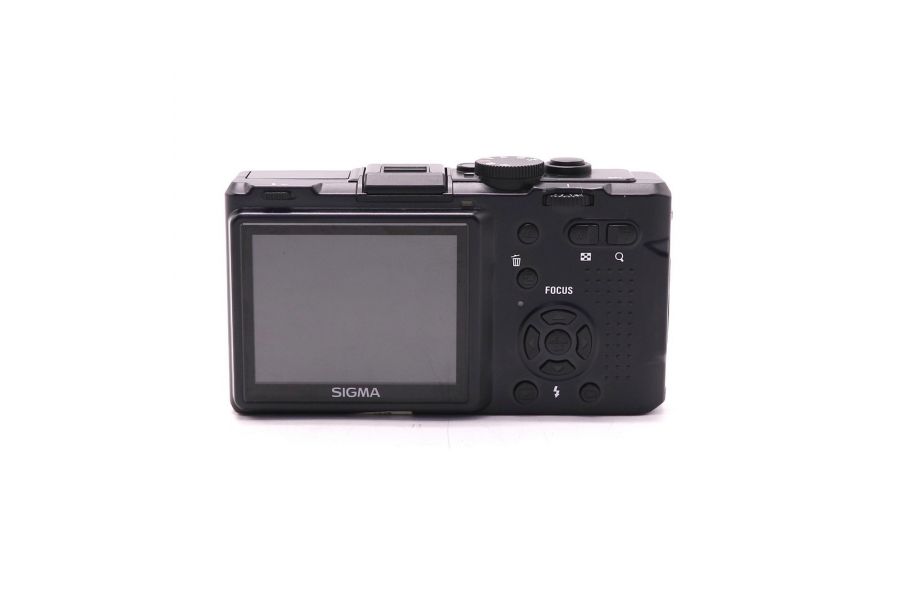 Компактная камера Sigma DP1 с объективом 28мм