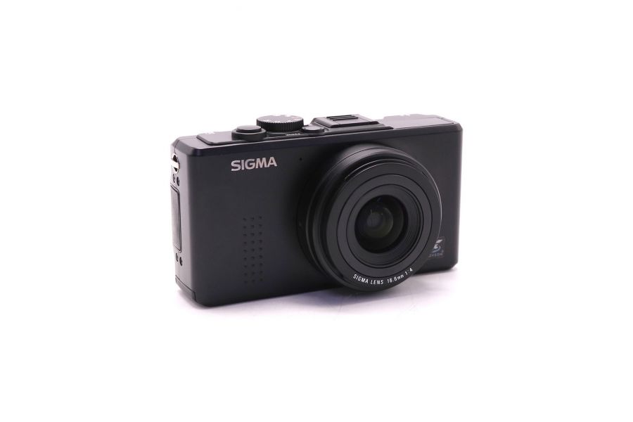 Компактная камера Sigma DP1 с объективом 28мм